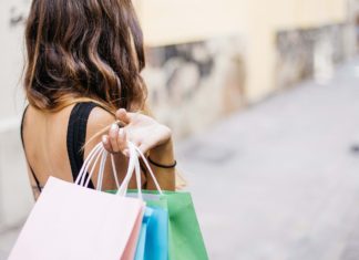 KNICK KNACKS FOR SHOPPING WITH POCKET SAVING Woman Shopping